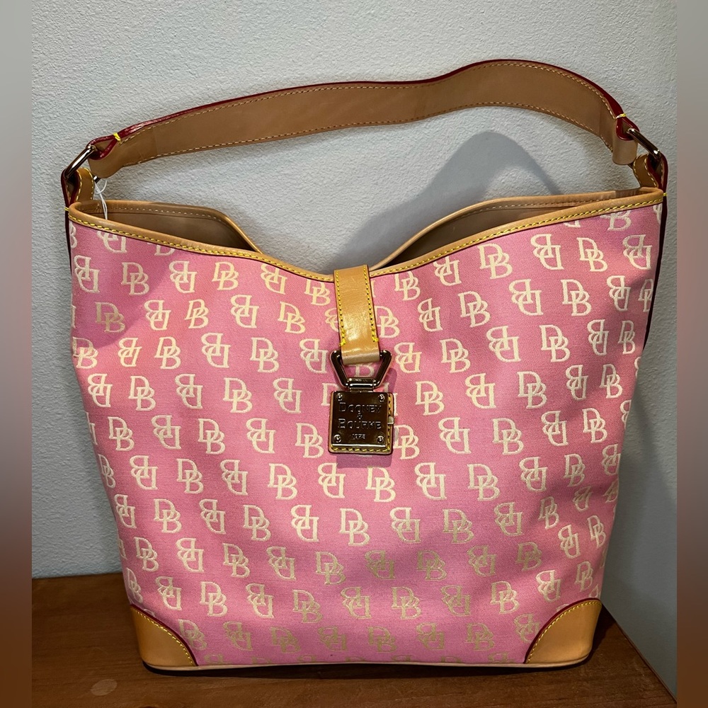 Vintage Dooney & Bourke monogram hobo bag Leather handle & trim Metal latch.
